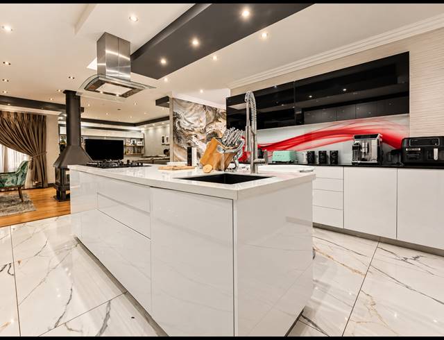 3 BEDROOM TOWNHOUSE FOR SALE IN VANDERBIJLPARK SW 5